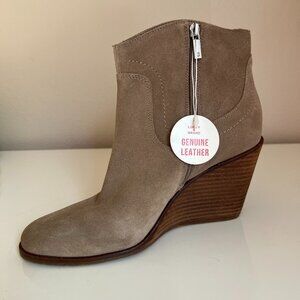 LUCKY BRAND Women's Wadier Suede Side Zip Wedge Ankle Boots - SZ 9 - Taupe Tan